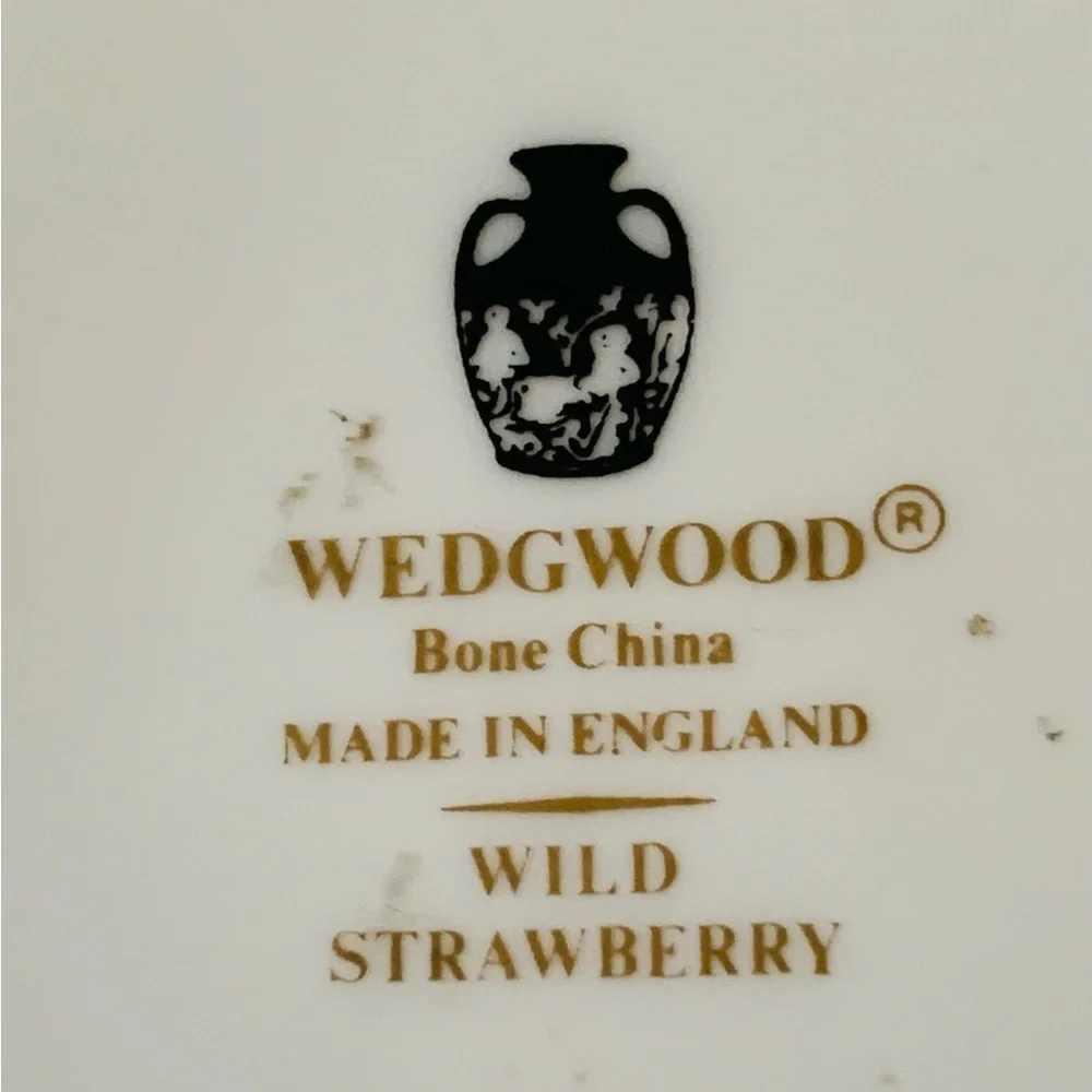 Wedgwood wild strawberry trinket box